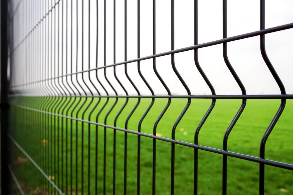 clôture métallique noire